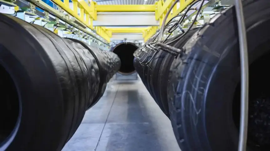 Tiaxon Produktionsanlage mit Nutzfahrzeugreifen in der Fertigungslinie zur Herstellung langlebiger und leistungsstarker Reifenlösungen für den professionellen Flotteneinsatz
