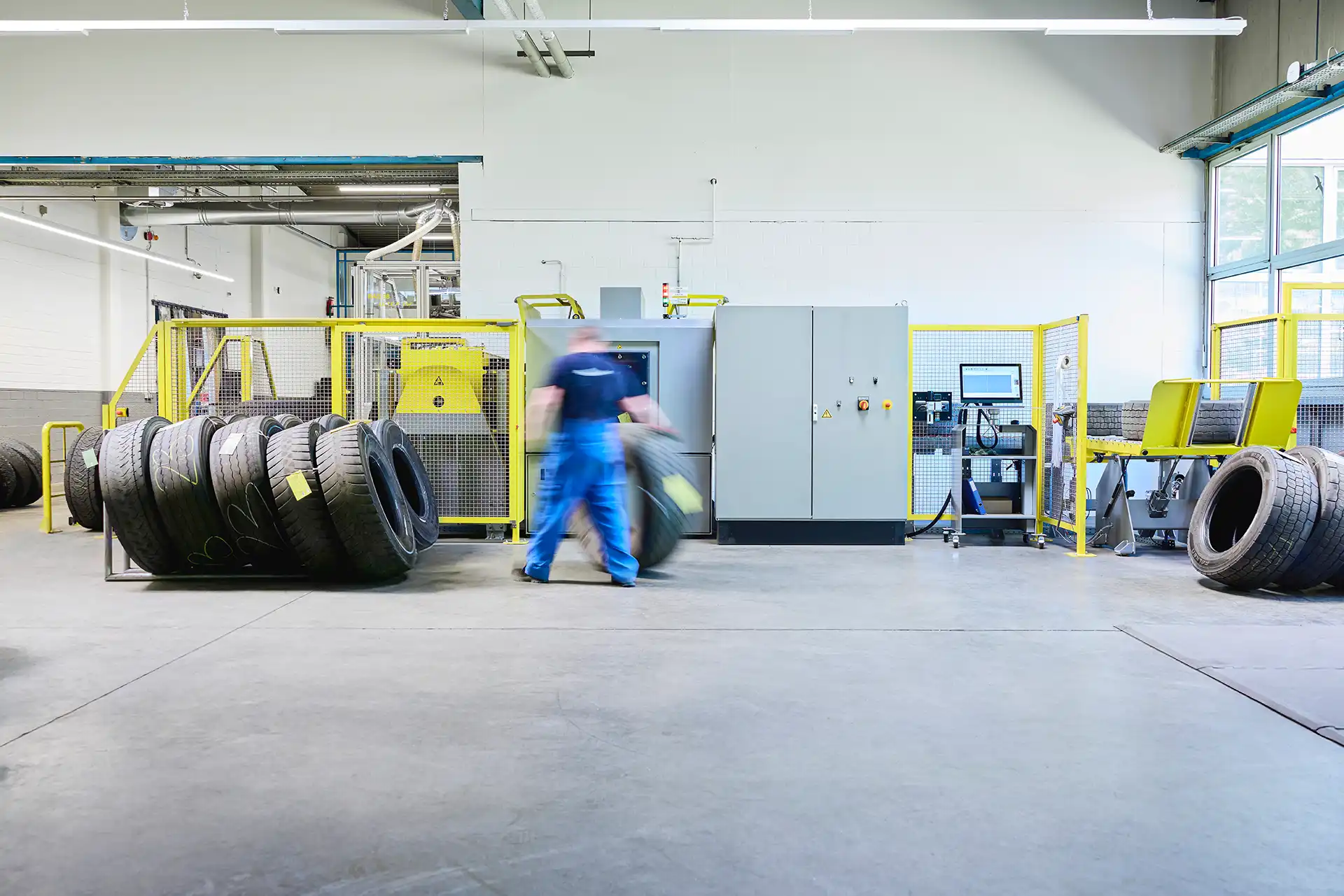 Tiaxon sorgfältige Prüfung nach definierten Qualitätsstandards und Vorbereitung eines Nutzfahrzeugreifens für die professionelle Runderneuerung